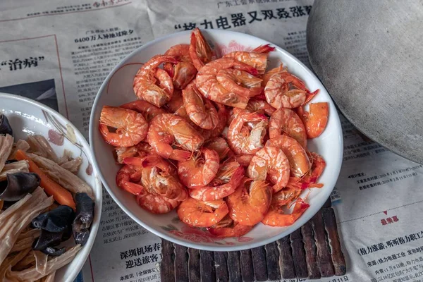 Tabakta kızarmış karides.