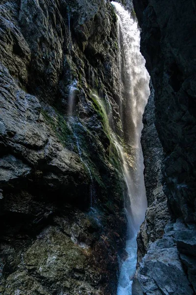 从一座大山上的山峰上垂直拍摄的狭窄瀑布的特写 — 图库照片