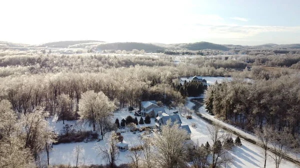 在阳光明媚的冬日 空中俯瞰被森林环绕的房屋 — 图库照片