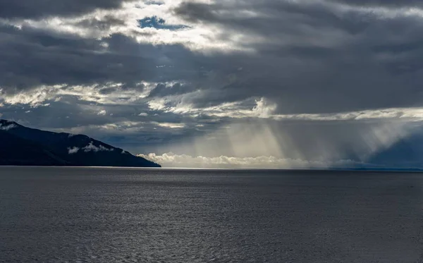 Krásný Záběr Slunce Svítí Vodu Blízkosti Poloostrova Kenai Aljašce — Stock fotografie