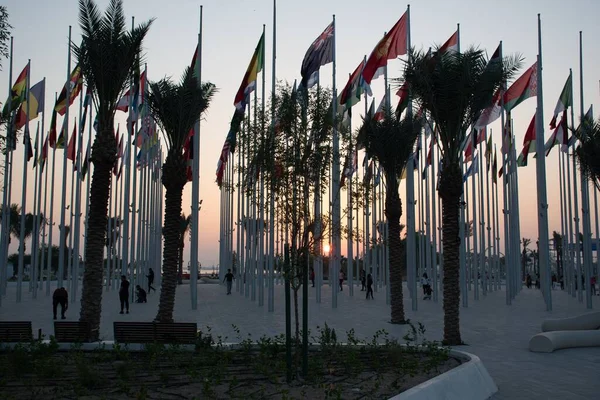Zászló Plaza Turistákkal Naplementekor Dohában Katarban — Stock Fotó