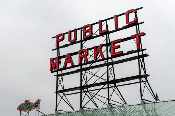 Červené Znamení Veřejného Trhu Proti Šedé Obloze — Stock fotografie