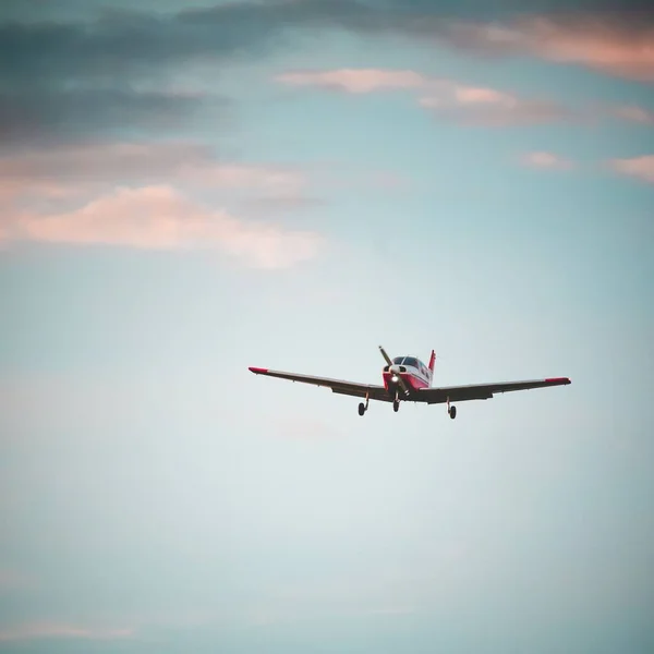 Крупный План Самолета M20K Летящего Небе Закате — стоковое фото