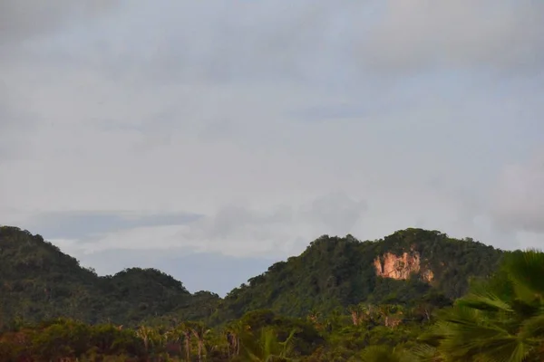 Eine Wunderschöne Landschaft Der Berge Grünen Dschungel Vor Dem Blauen — Stockfoto