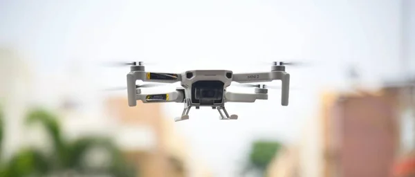 Uno Scatto Panoramico Drone Dji Mavic Mini Sullo Sfondo Sfocato — Foto Stock