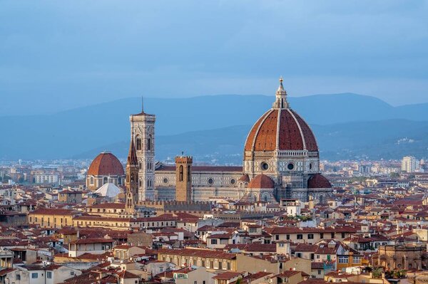 Снимок крыш во Флоренции, Италия, с куполом собора Санта-Мария-дель-Фиоре