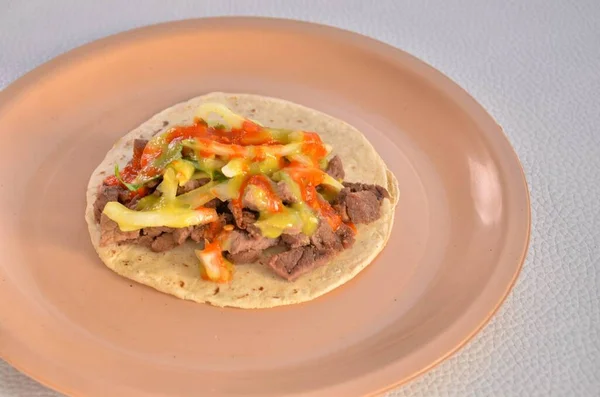 Detailní Záběr Lahodných Tacos Kulatém Talíři Kořením Omáčkou Vedle Nich — Stock fotografie