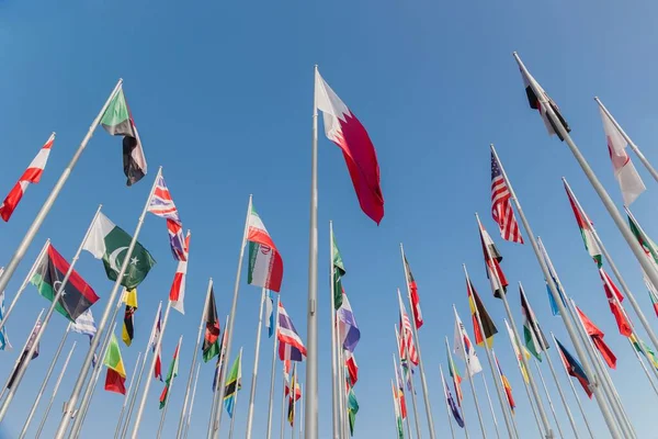 Fifa Dünya Kupası 2022 Için Bulutsuz Mavi Gökyüzüne Karşı Flag — Stok fotoğraf