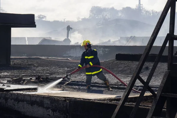 Пожарный Столкнулся Крупномасштабным Огнем Базе Супертанкеров Матансасе — стоковое фото