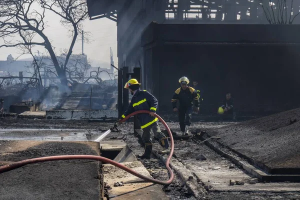 stock image The firefighters facing a large-scale fire at the supertanker base in Matanzas