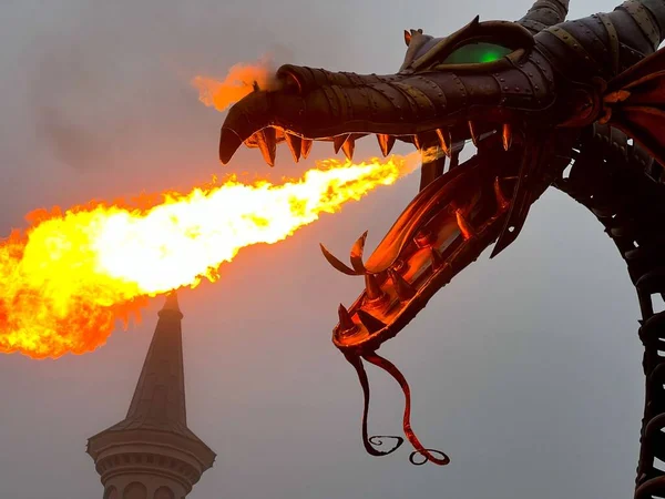 Egy Közeli Kép Egy Sárkányról Aki Tűzszobrot Köpköd Disneylandben Párizsban — Stock Fotó