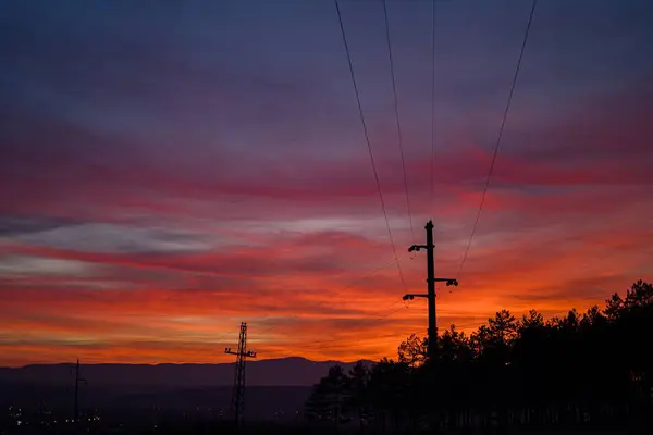 Dramatický Pohled Oblohu Při Západu Slunce Siluety Elektrického Vedení Stanic — Stock fotografie