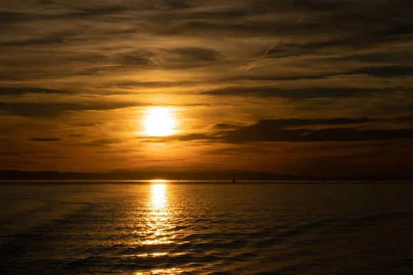 Μια Όμορφη Θέα Του Ηλιοβασιλέματος Πάνω Από Θάλασσα — Φωτογραφία Αρχείου