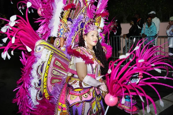 Uma Mulher Traje Tradicional Durante Desfile Junkanoo Nas Bahamas — Fotografia de Stock