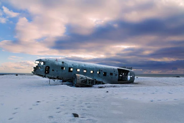 Nahaufnahme Eines Abgestürzten Flugzeugs Auf Einem Feld Das Unter Himmel — Stockfoto