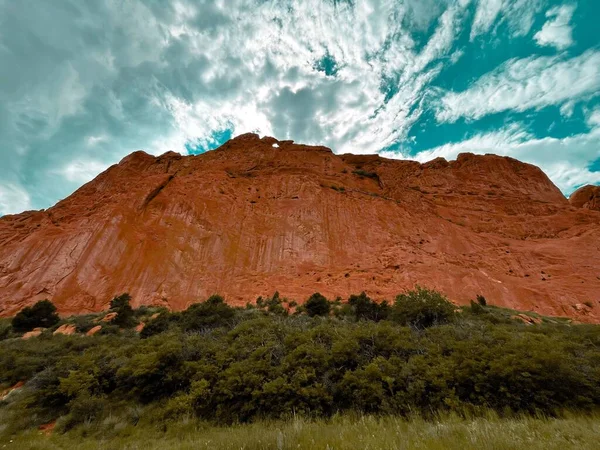 Вид Воздуха Красную Скалу Окружении Плотных Деревьев — стоковое фото