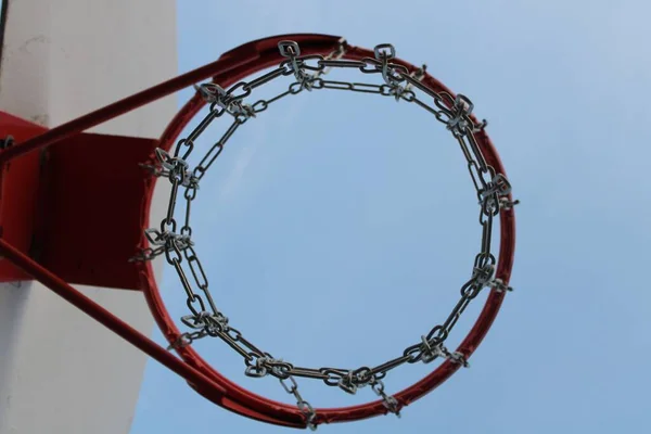 Nízký Úhel Záběru Basketbalového Koše Pod Modrou Oblohou — Stock fotografie