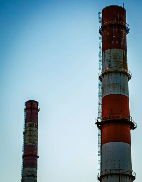 两个锅炉房的烟囱在蓝天的映衬下垂直拍摄 — 图库照片