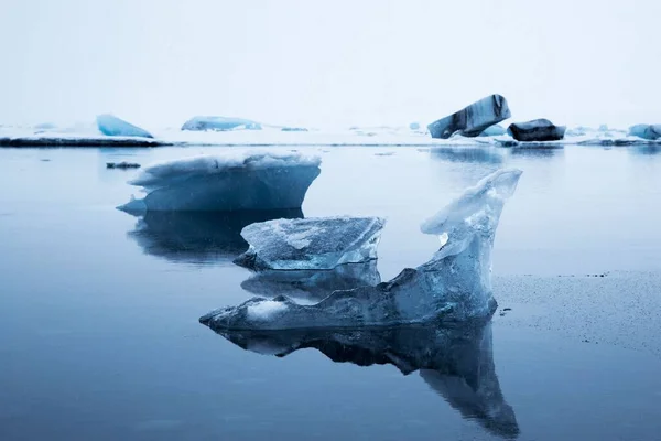 Közelkép Sarkvidéki Jégsziklákról Tükörképeikről Fagyott Víz Felszínén — Stock Fotó