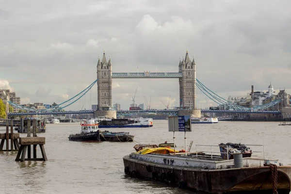 Famosa Tower Bridge Barcos Londres Inglaterra Reino Unido Visto Rio — Fotografia de Stock