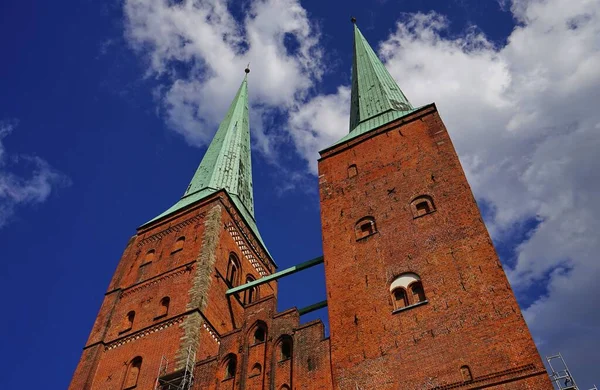 德国卢贝克大教堂美丽的外表与蓝天的低角度对比 — 图库照片