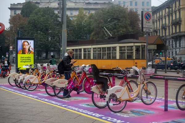 Eine Nahaufnahme Moderner Fahrräder Die Straßenrand Mailand Geparkt Sind Italien — Stockfoto