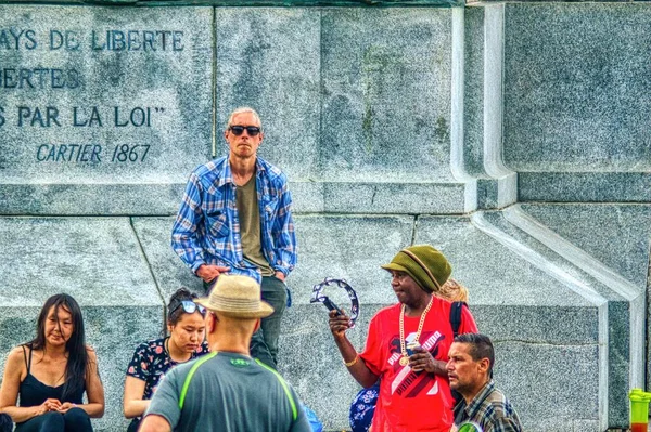ケベック州モントリオールのジョージ エティエンヌ カルティエ記念碑の太鼓サークルで初夏の天気を楽しむ人々 — ストック写真