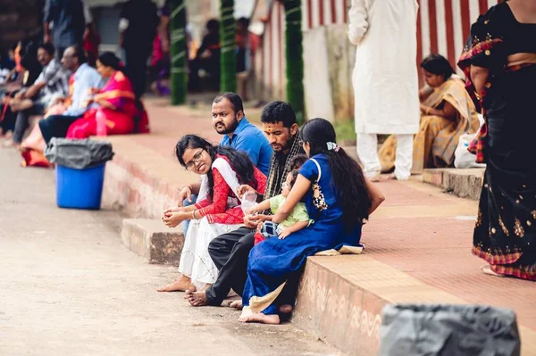 People Sitting Sidewalk Lakshmi Narasimha Swamy Temple Visakhapatnam Vizag India — Stock Photo, Image