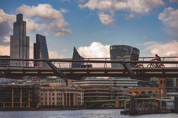 骑自行车穿过千禧桥的人 英国伦敦 — 图库照片