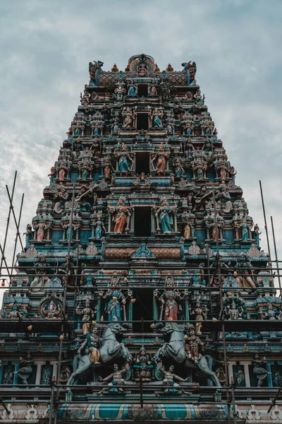 クアラルンプールのスリマハラマン寺院は青い曇りの空に対して — ストック写真