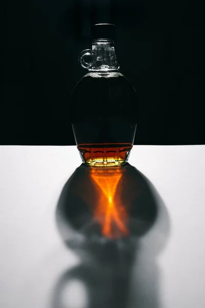 Бутылка Темно Коричневого Канадского Кленового Сиропа Отражающегося Белом Фоне Создавая — стоковое фото