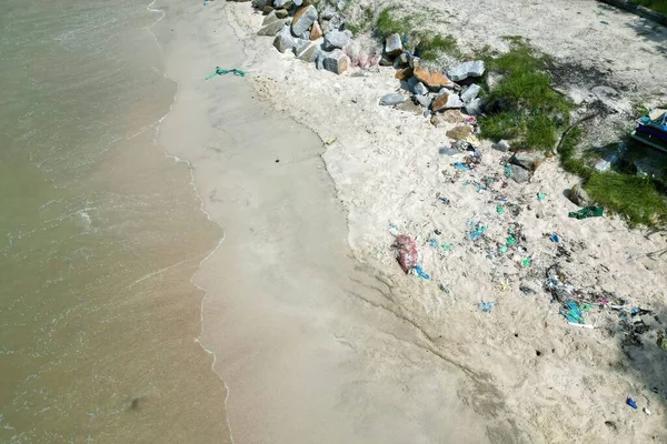 Górny Widok Plastikowych Śmieci Plaży Słoneczny Dzień — Zdjęcie stockowe