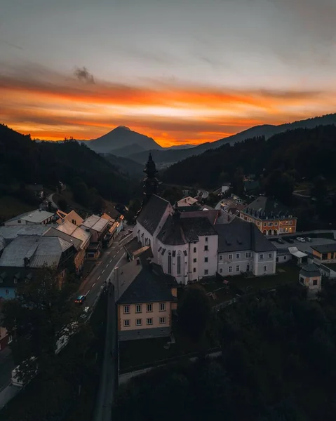 Μια Κάθετη Εναέρια Λήψη Μιας Μικρής Πόλης Στα Αυστριακά Βουνά — Φωτογραφία Αρχείου