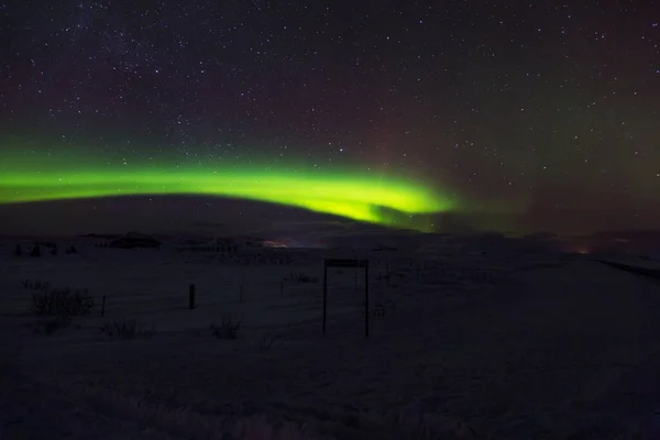 一幅北方灯光现象的风景画 天空中明亮的绿光 — 图库照片