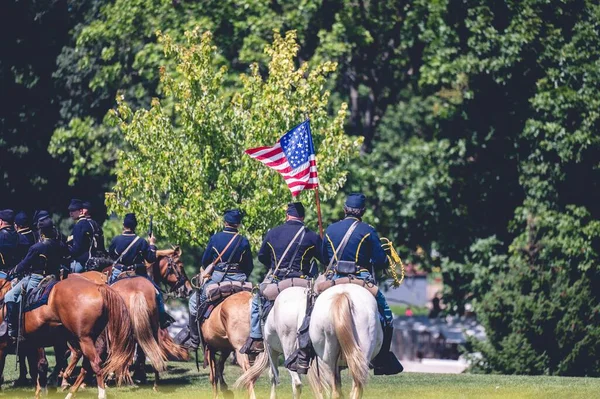 Στρατιώτες Άλογα Και Σημαία Της Αμερικής Κατά Διάρκεια Της Στρατιωτικής — Φωτογραφία Αρχείου