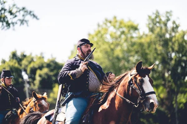 Een Man Met Een Geweer Een Paard Tijdens Een Militaire — Stockfoto
