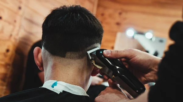 Closeup Shot Male Barber Working Electric Razor Style Hair — Stock Photo, Image