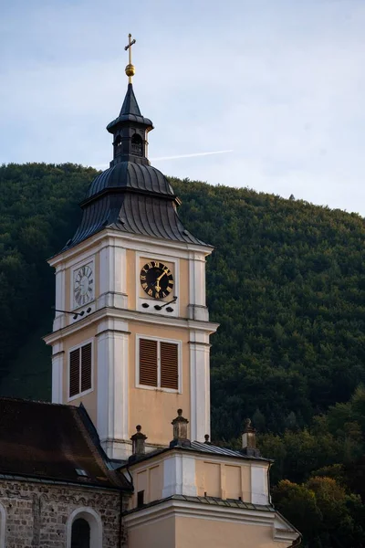 Pionowe Ujęcie Wieży Zegarowej Klasztoru Alpejskim Miasteczku Austrii — Zdjęcie stockowe