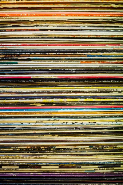 Renkli Kapaklı Vinil Müzik Plaklarıyla Dolu Bir Kutu — Stok fotoğraf