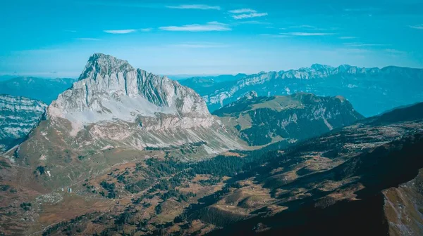 青空の下での山の峰々の風景 — ストック写真