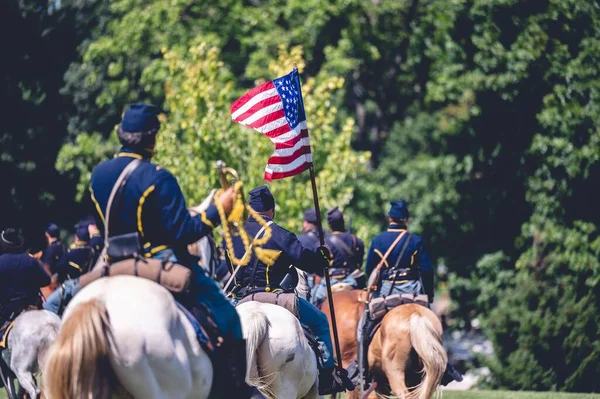 Солдати Кіньми Прапором Америки Під Час Військової Акції Під Час — стокове фото