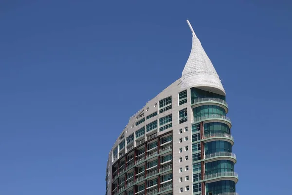 Låg Vinkel Skott Futuristisk Moderna Byggnader Blå Himmel Lissabon Portugal — Stockfoto