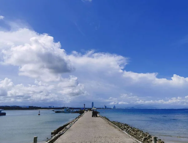 Paseo Marítimo Piedra Que Conduce Mar Día Soleado Cielo Nublado — Foto de Stock