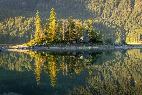 Pintoresco Plano Árboles Orilla Lago Con Una Cordillera Fondo —  Fotos de Stock