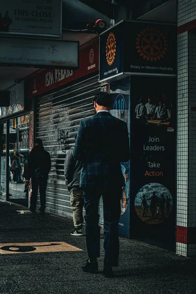 オーストラリアのパースのダウンタウンを歩く正式なスーツの男性の垂直ショット — ストック写真
