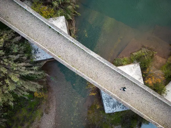 Widok Powietrza Osoby Stojącej Brukowanym Moście Nad Płytką Rzeką Portugalii — Zdjęcie stockowe