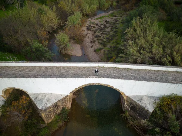 Vzdušný Pohled Osobu Stojící Klenutém Mostě Nad Mělkou Řekou Portugalsku — Stock fotografie