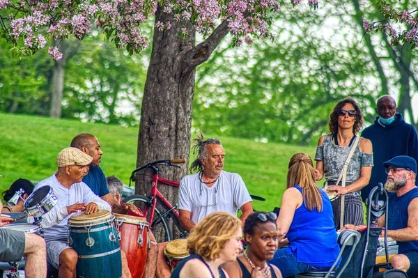 People Enjoying Early Summer Weather Drum Circle Monument Sir George — Stock Photo, Image