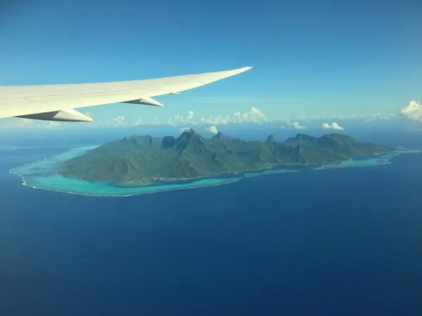 フランス領ポリネシアのモオレアの空上に飛行機の翼が見える — ストック写真