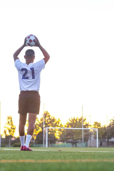 Bir Futbolcunun Topu Sahaya Atarken Dikey Bir Görüntüsü — Stok fotoğraf